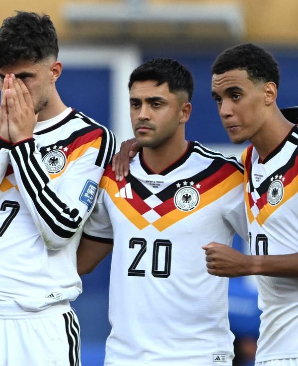Kai Havertz, Nadiem Amiri und Jamal Musiala stehen enttäuscht auf dem Platz.
