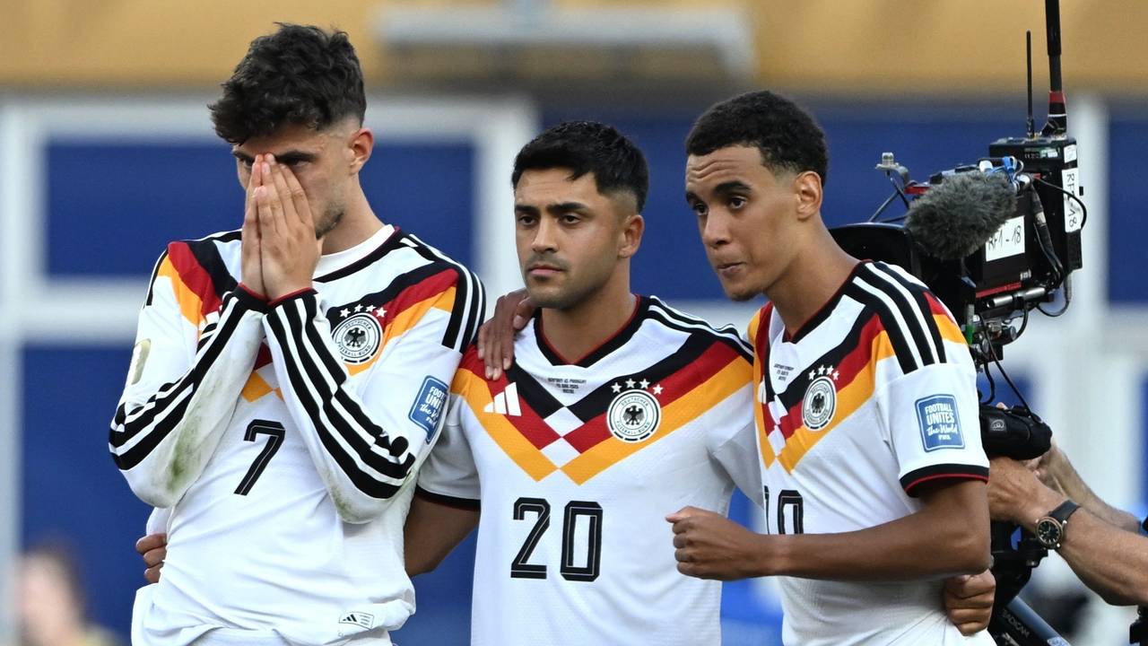 Kai Havertz, Nadiem Amiri und Jamal Musiala stehen enttäuscht auf dem Platz.