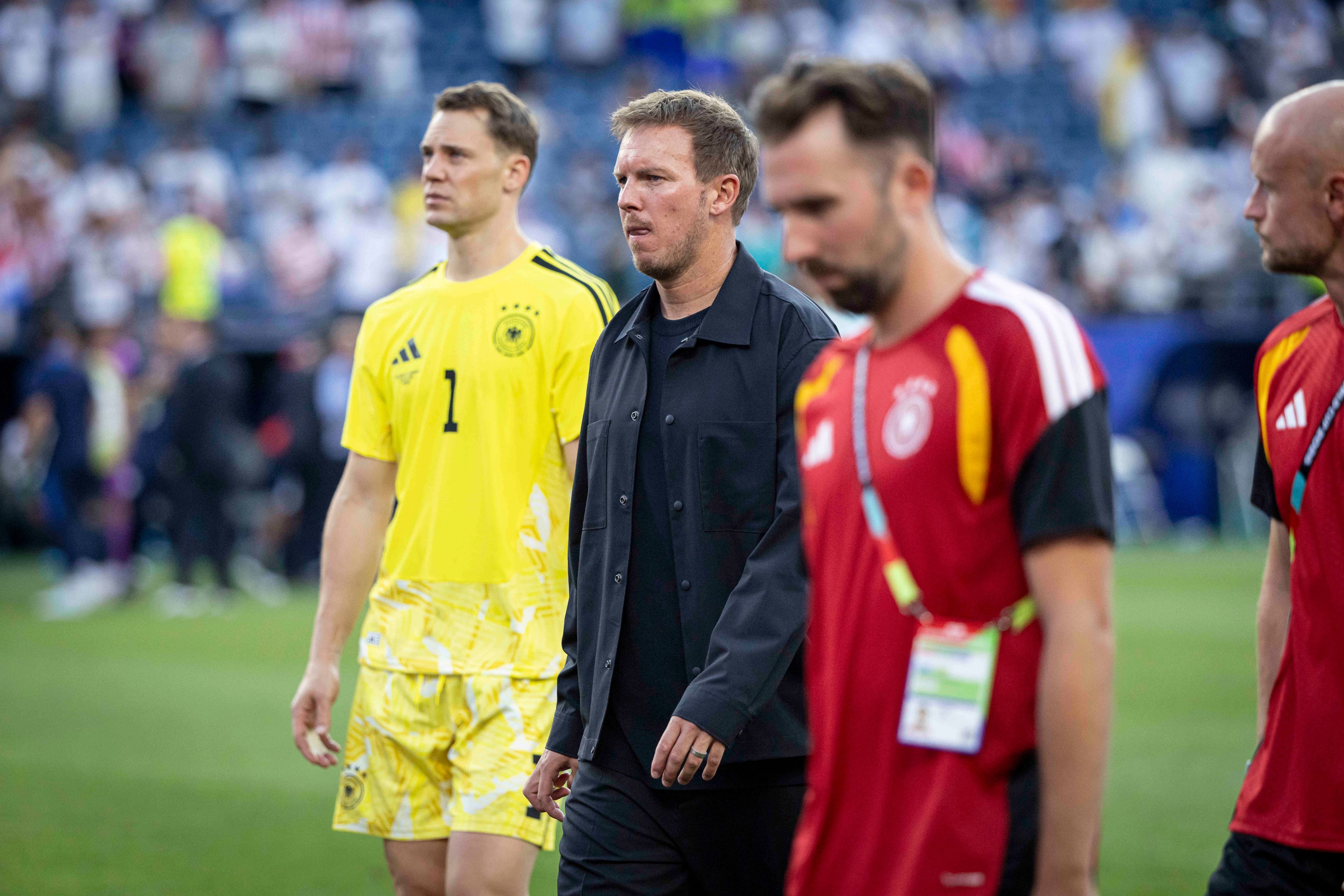 Julian Nagelsmann und Manuel Neuer gehen nach dem WM-Aus bedröppelt über den Platz.