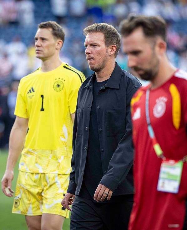 Julian Nagelsmann und Manuel Neuer gehen nach dem WM-Aus bedröppelt über den Platz.