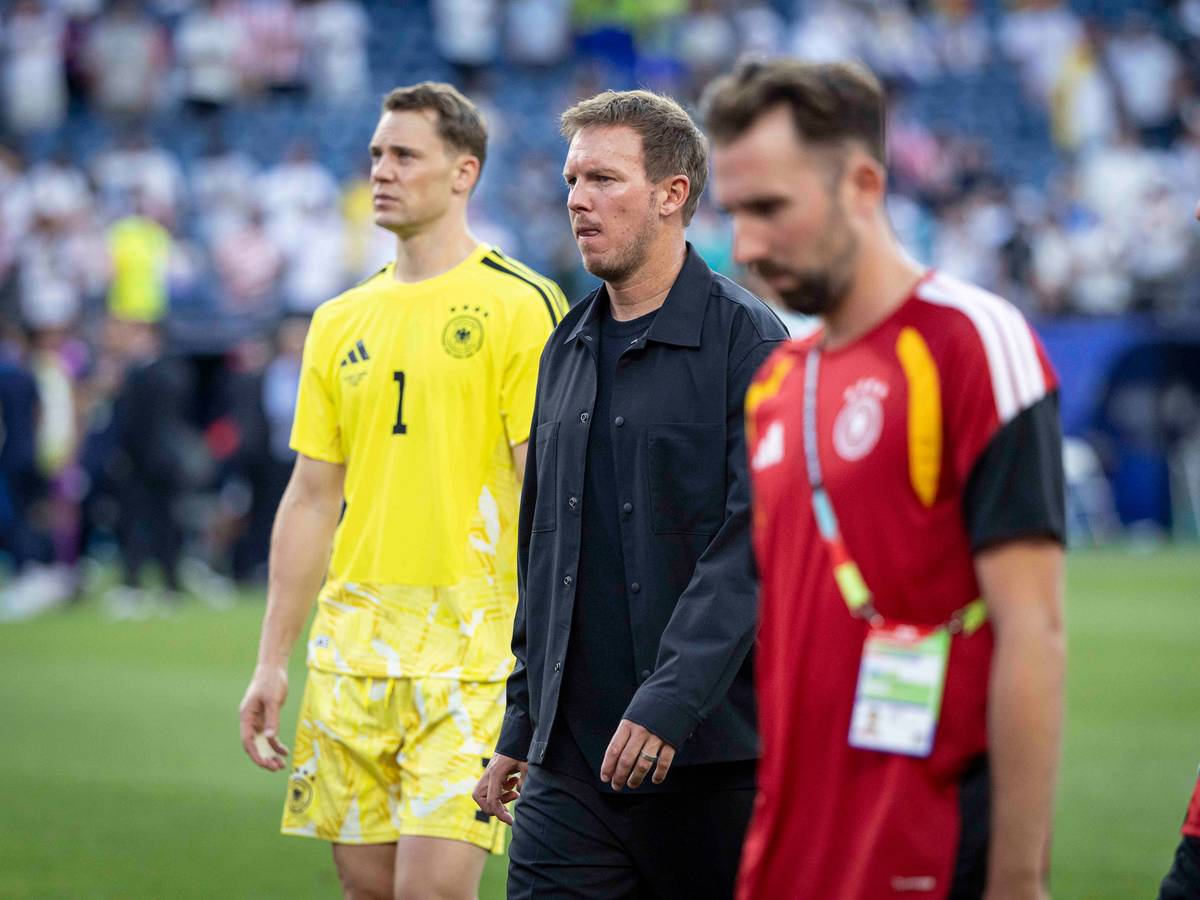 Julian Nagelsmann und Manuel Neuer gehen nach dem WM-Aus bedröppelt über den Platz.
