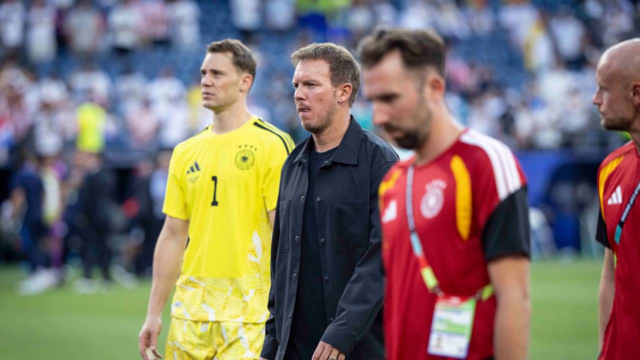 Julian Nagelsmann und Manuel Neuer gehen nach dem WM-Aus bedröppelt über den Platz.