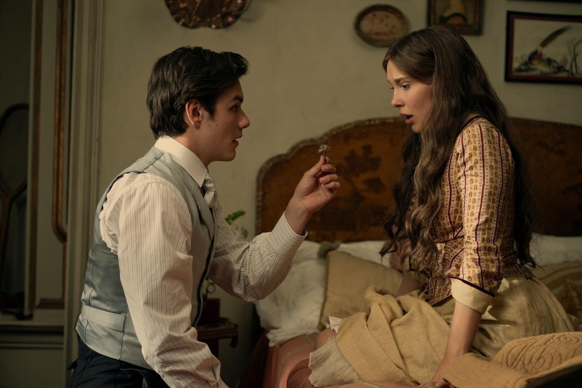 Tewkesbury (Louis Partridge) überrascht seine Liebste Enola Holmes (Millie Bobby Brown) mit einem Heiratsantrag. (Bild: John Wilson/Netflix 2025)