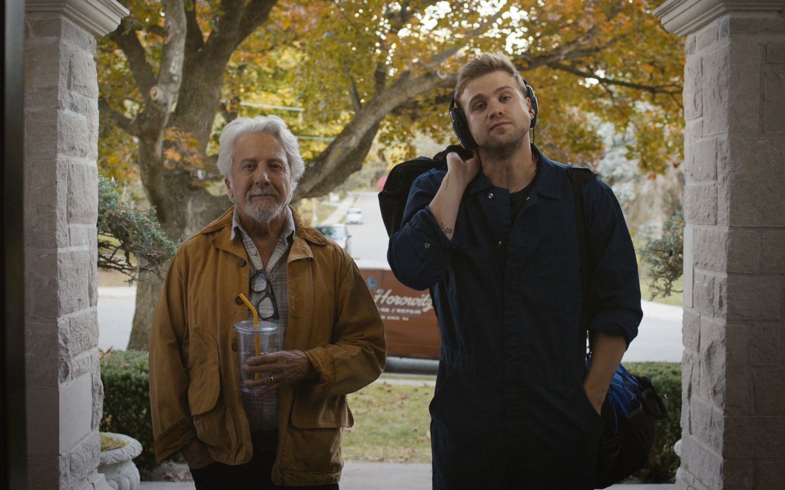 Klavierstimmer Harry (Dustin Hoffman, links) ist fast taub, sein Lehrling Niki (Leo Woodall) hört dafür umso besser. (Bild: Black Bear/DCM)
