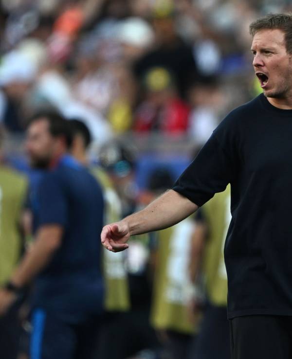 Julian Nagelsmann brüllt an der Seitenlinie.