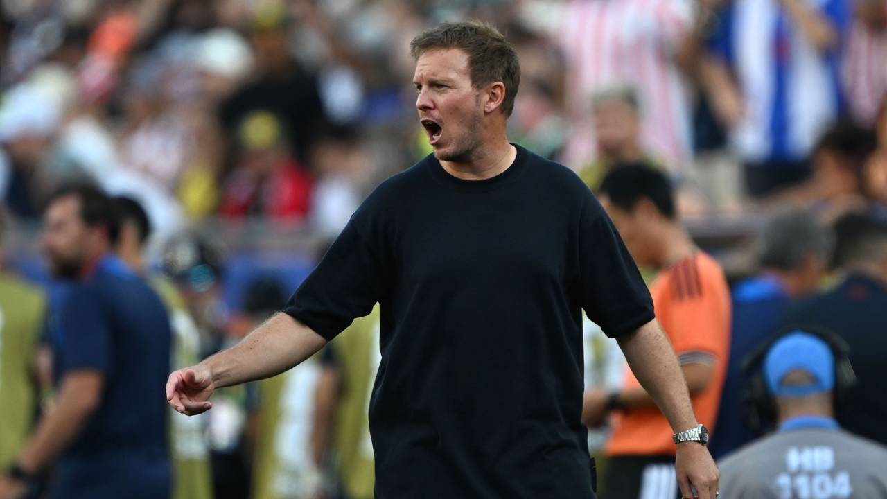 Julian Nagelsmann brüllt an der Seitenlinie.