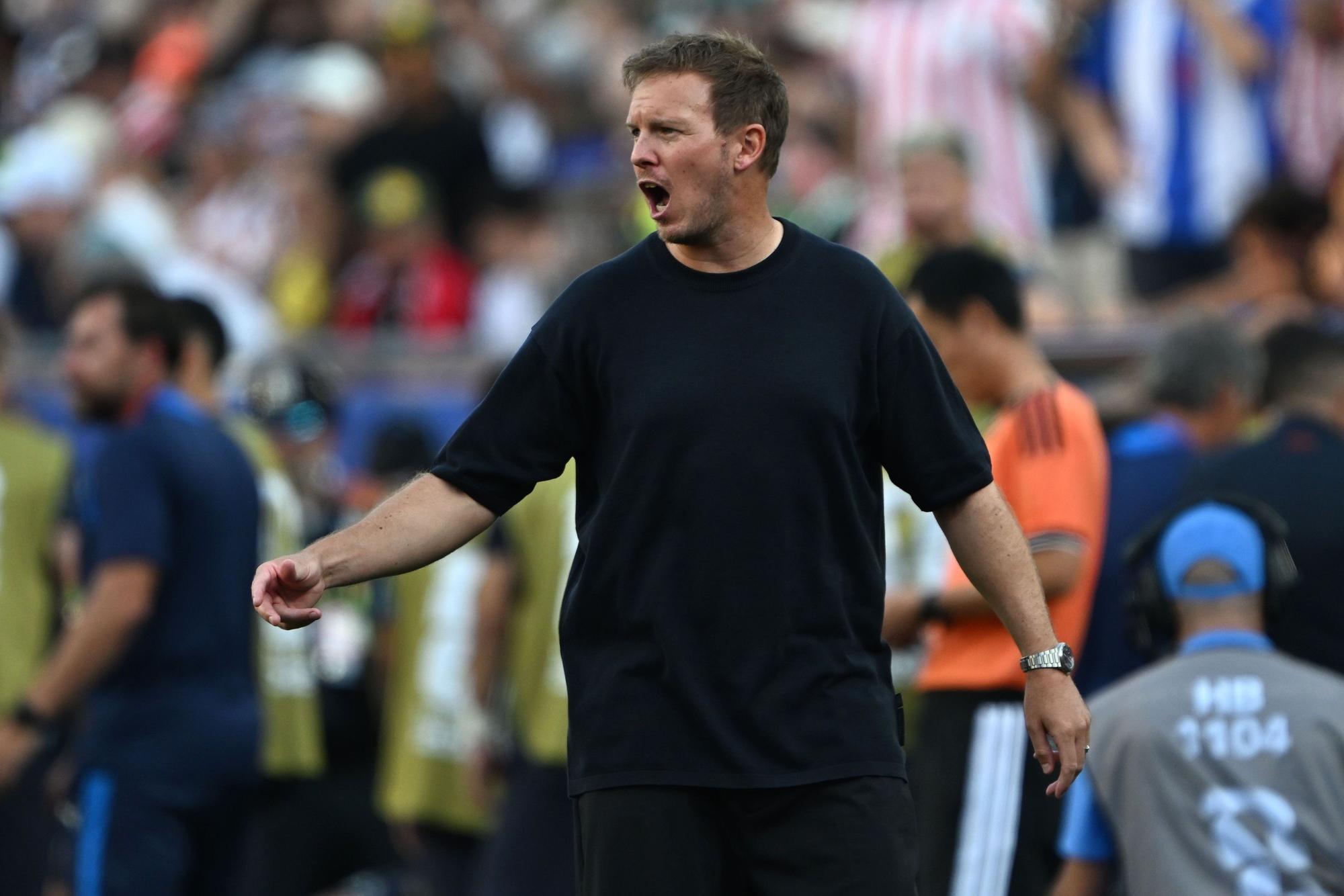 Julian Nagelsmann brüllt an der Seitenlinie.