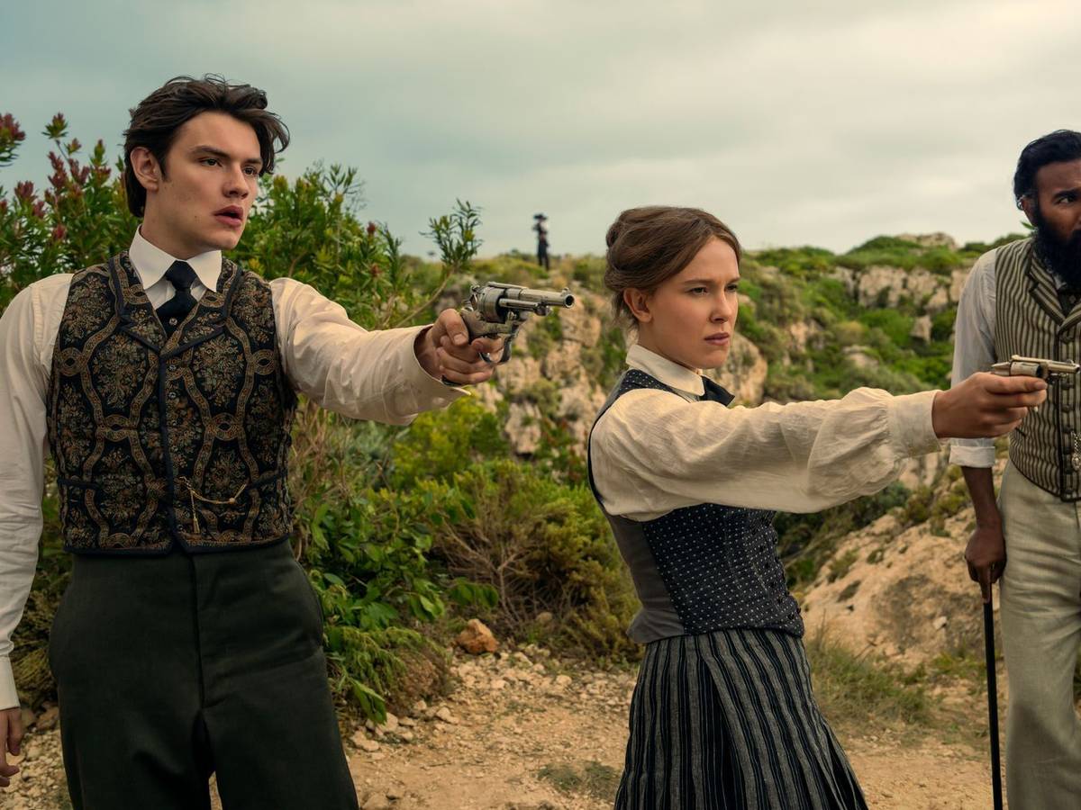 Tewkesbury (Louis Partridge, links), Enola Holmes (Millie Bobby Brown) und Dr. Watson (Himesh Patel) lassen nichts unversucht, um Sherlok zu befreien. (Bild: John Wilson/Netflix 2026)