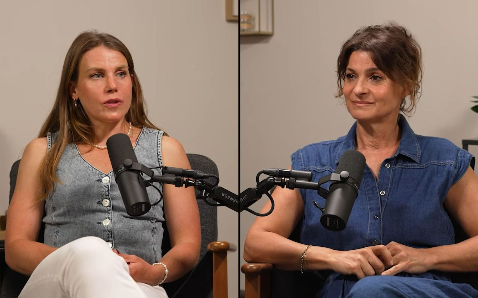 Marlene Lufen (rechts) kann kaum fassen, was ihr Nathalie Schöffmann erzählt. (Bild: Screenshot M wie Marlene)