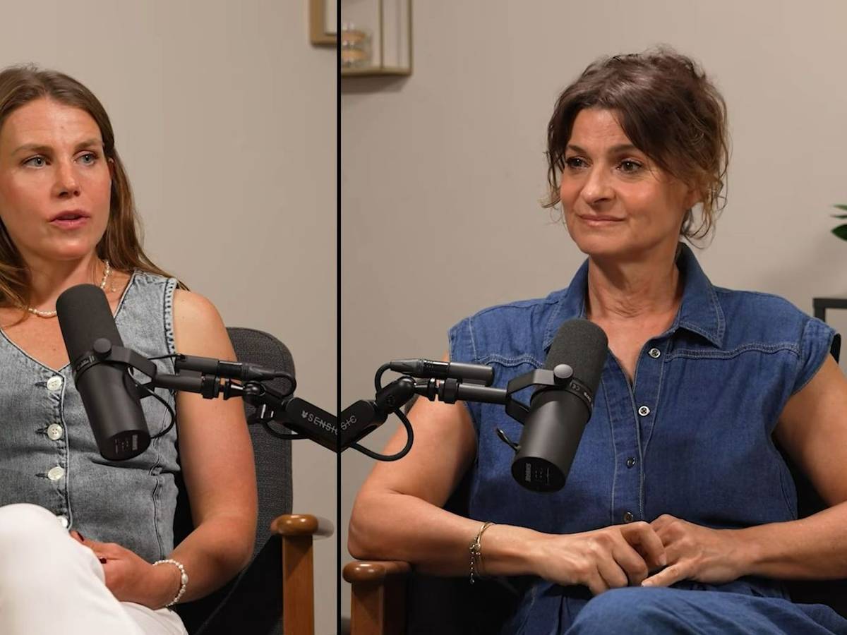 Marlene Lufen (rechts) kann kaum fassen, was ihr Nathalie Schöffmann erzählt. (Bild: Screenshot M wie Marlene)