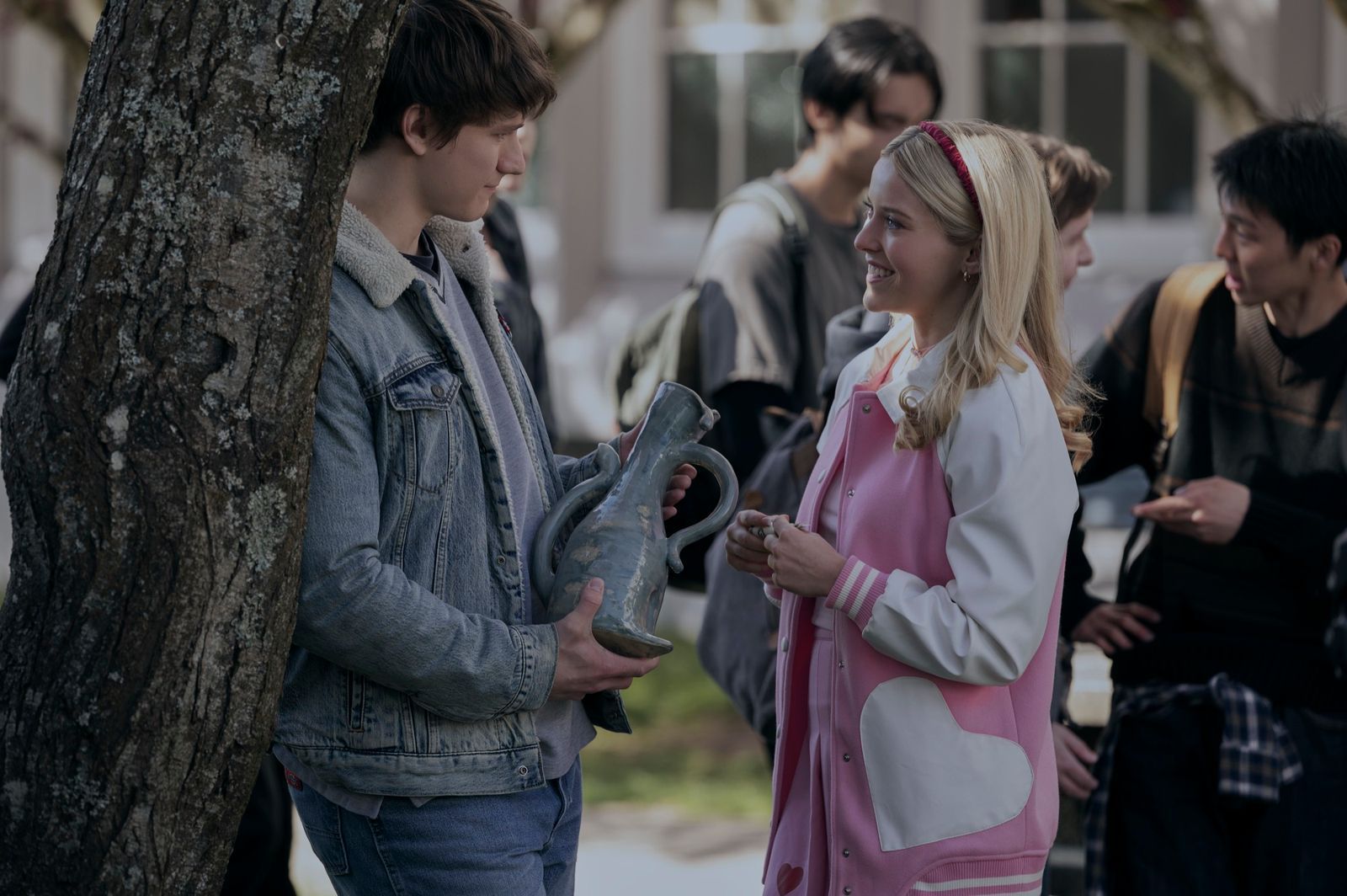 Seattle ist doch nicht so schlecht: Bei Miles (Jacob Moskovitz) wird Elle (Lexi Minetree) schnell schwach. (Bild: © Amazon Content Services/Kimberly French)