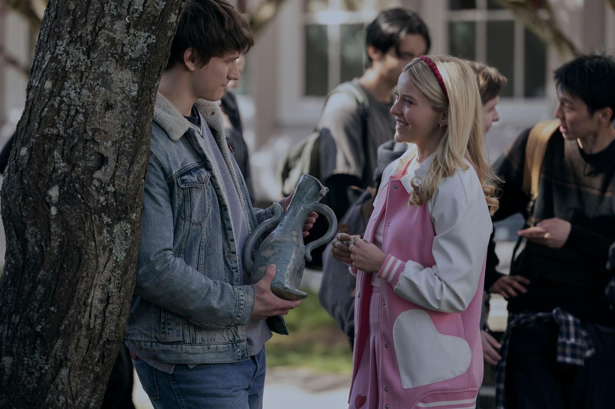 Seattle ist doch nicht so schlecht: Bei Miles (Jacob Moskovitz) wird Elle (Lexi Minetree) schnell schwach. (Bild: © Amazon Content Services/Kimberly French)