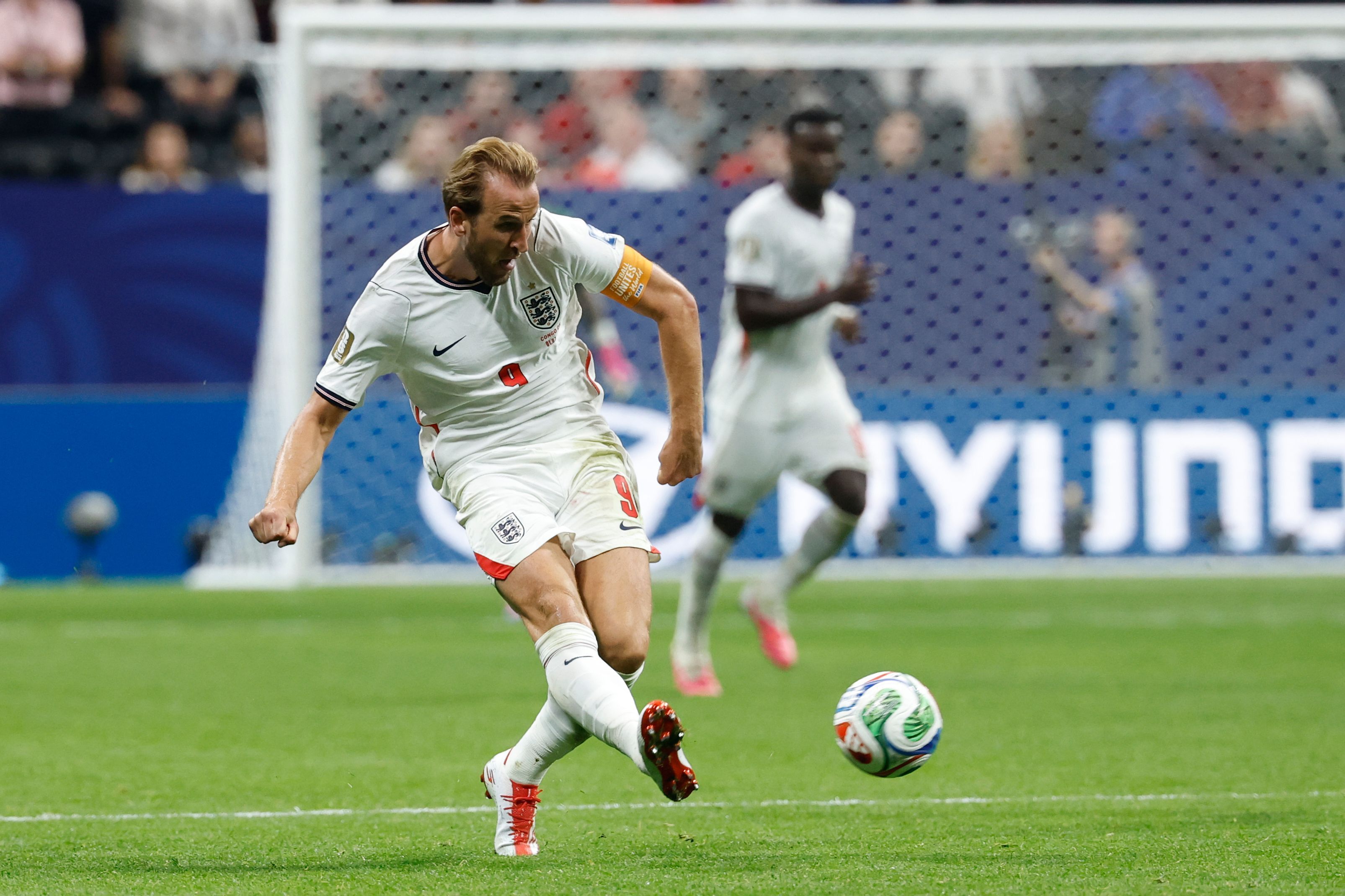 Der Engländer Harry Kane schießt den Ball.