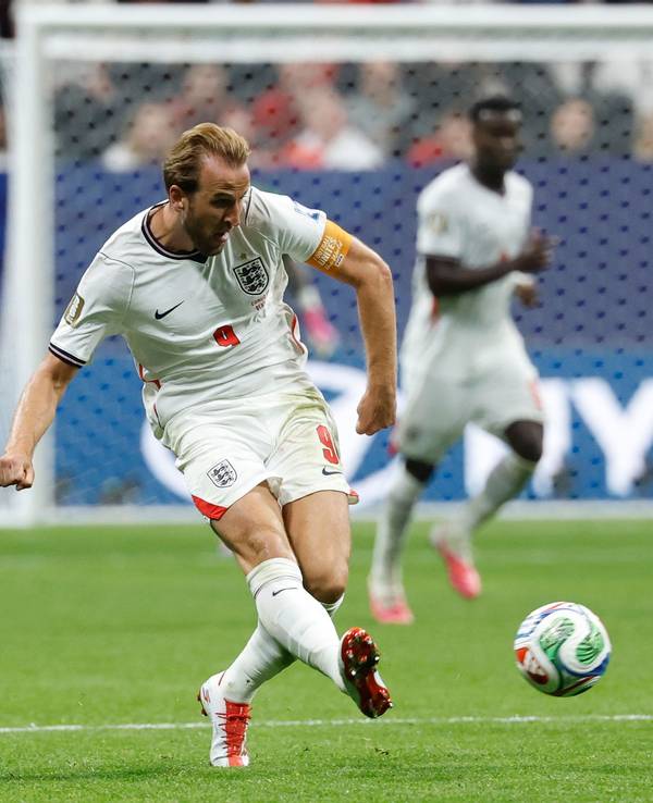 Der Engländer Harry Kane schießt den Ball.