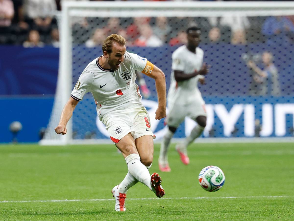 Der Engländer Harry Kane schießt den Ball.