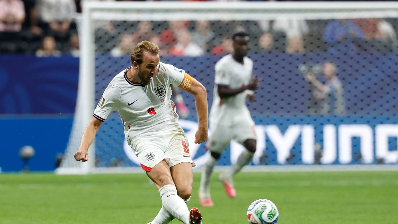 Der Engländer Harry Kane schießt den Ball.