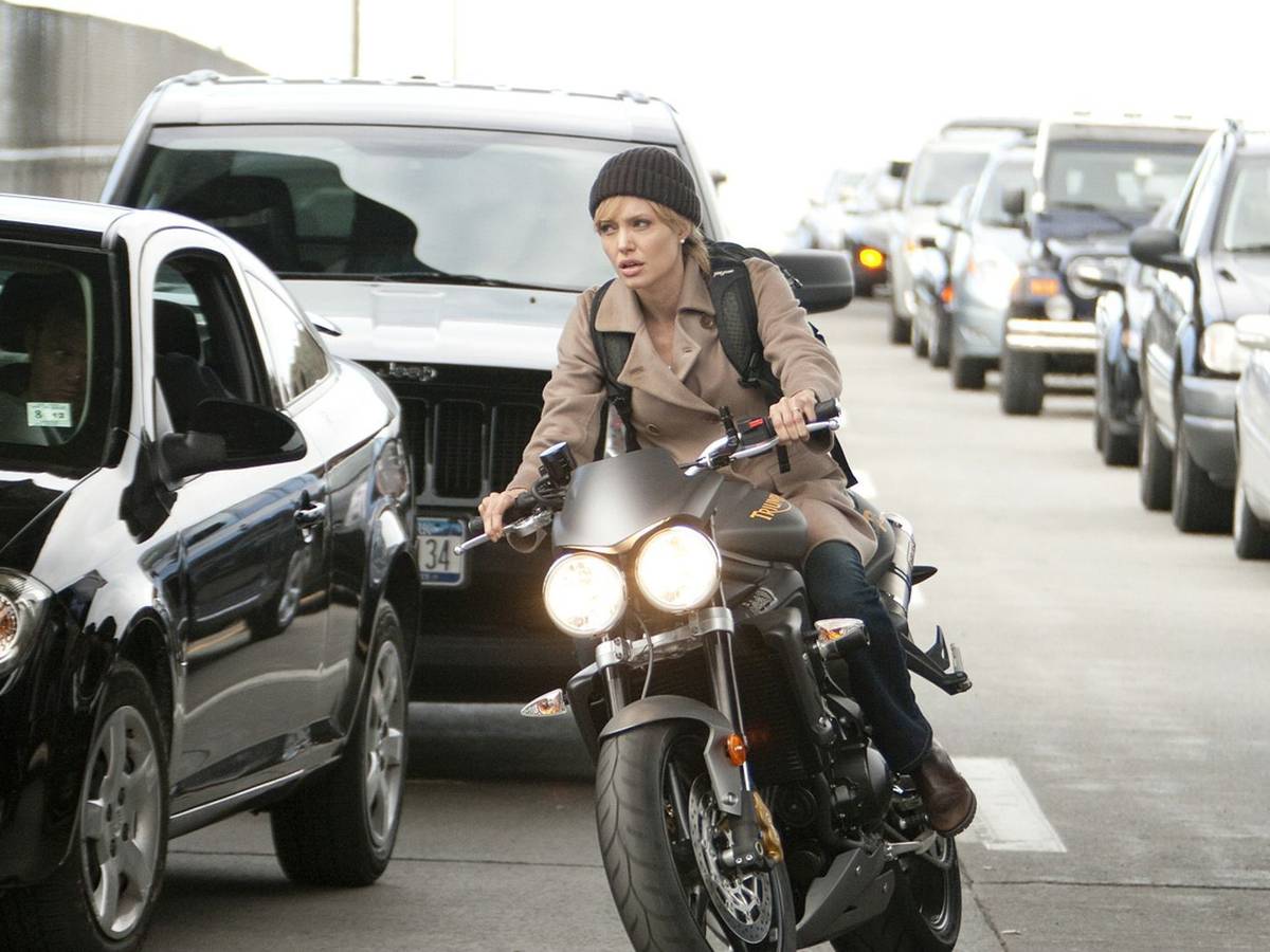 Vom Lastwagendach aufs Motorrad: Spurenwechsel sind für Salt (Angelina Jolie) noch leichter als die Geheimdienstseiten zu wechseln. (Bild: ZDF/Andrew D. Schwartz)
