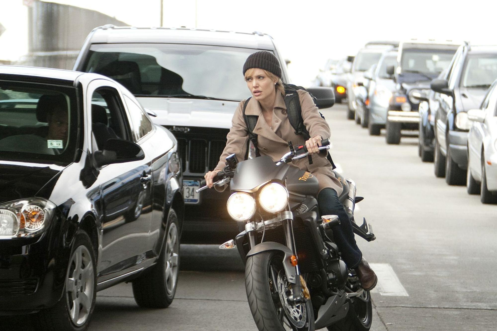 Vom Lastwagendach aufs Motorrad: Spurenwechsel sind für Salt (Angelina Jolie) noch leichter als die Geheimdienstseiten zu wechseln. (Bild: ZDF/Andrew D. Schwartz)