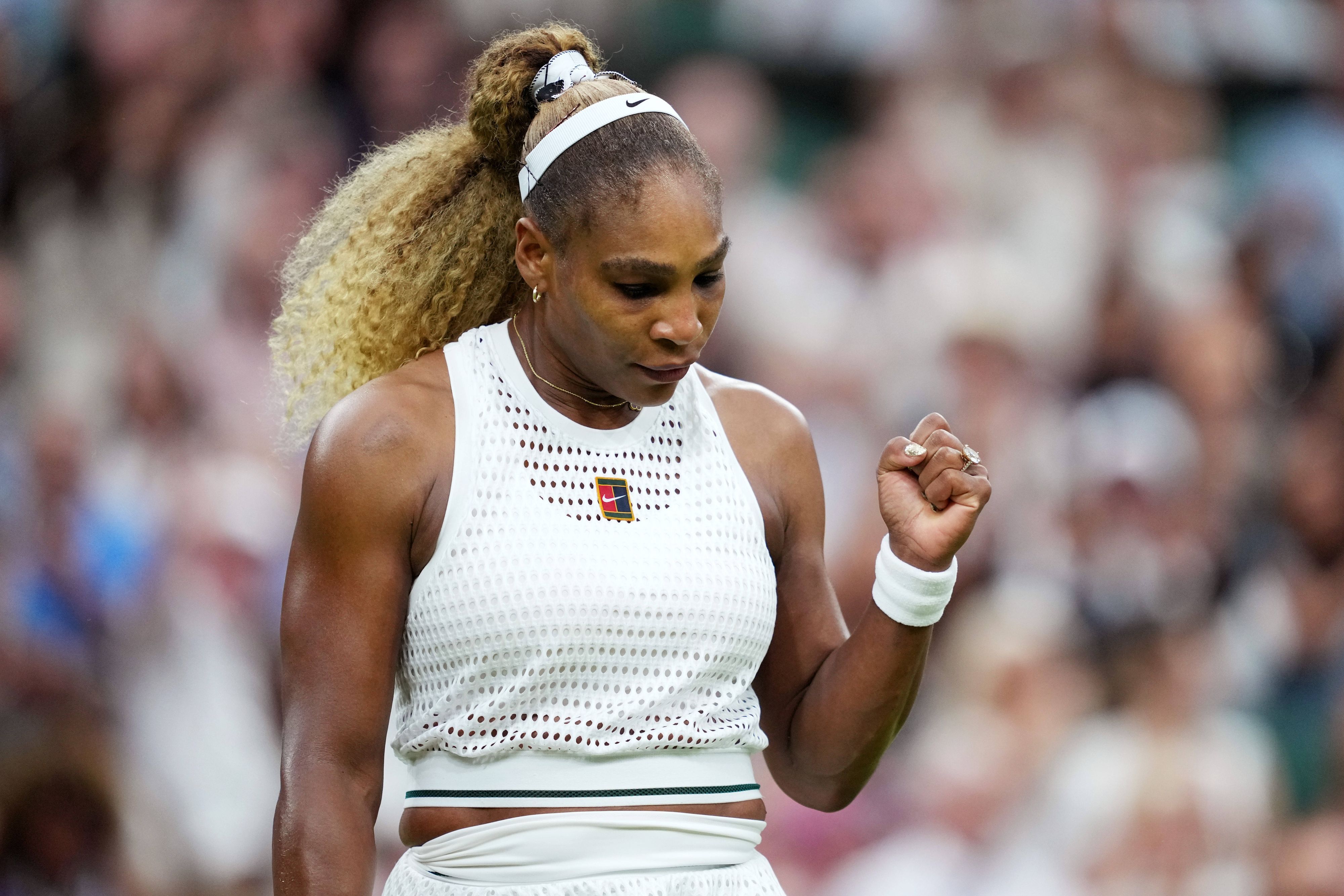 Serena Williams ballt die Faust bei einem Tennisspiel.