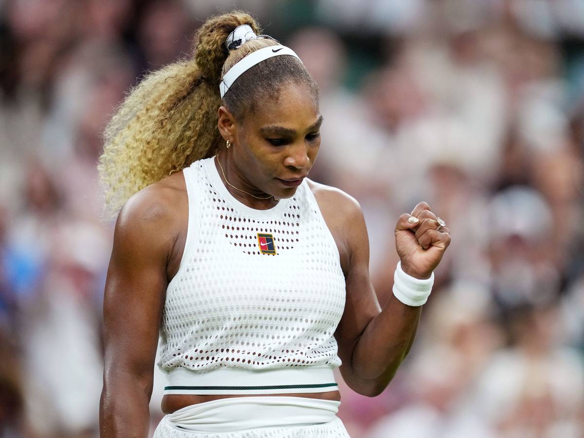 Serena Williams ballt die Faust bei einem Tennisspiel.