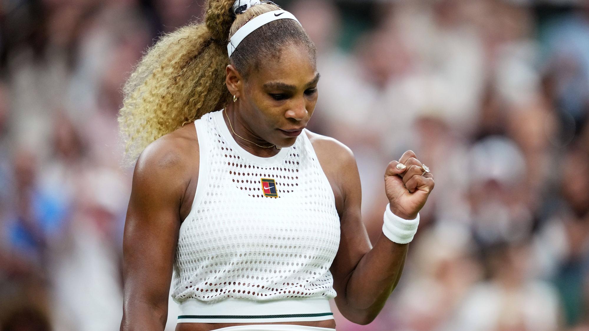 Serena Williams ballt die Faust bei einem Tennisspiel.