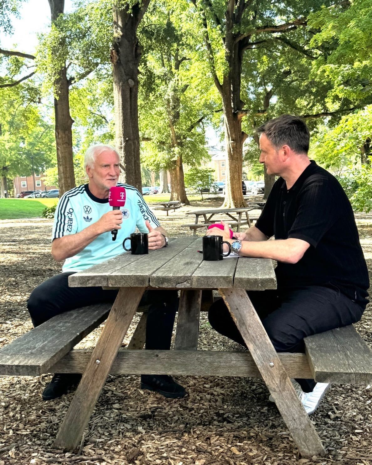 Rudi Völler spricht mit Thomas Wagner.