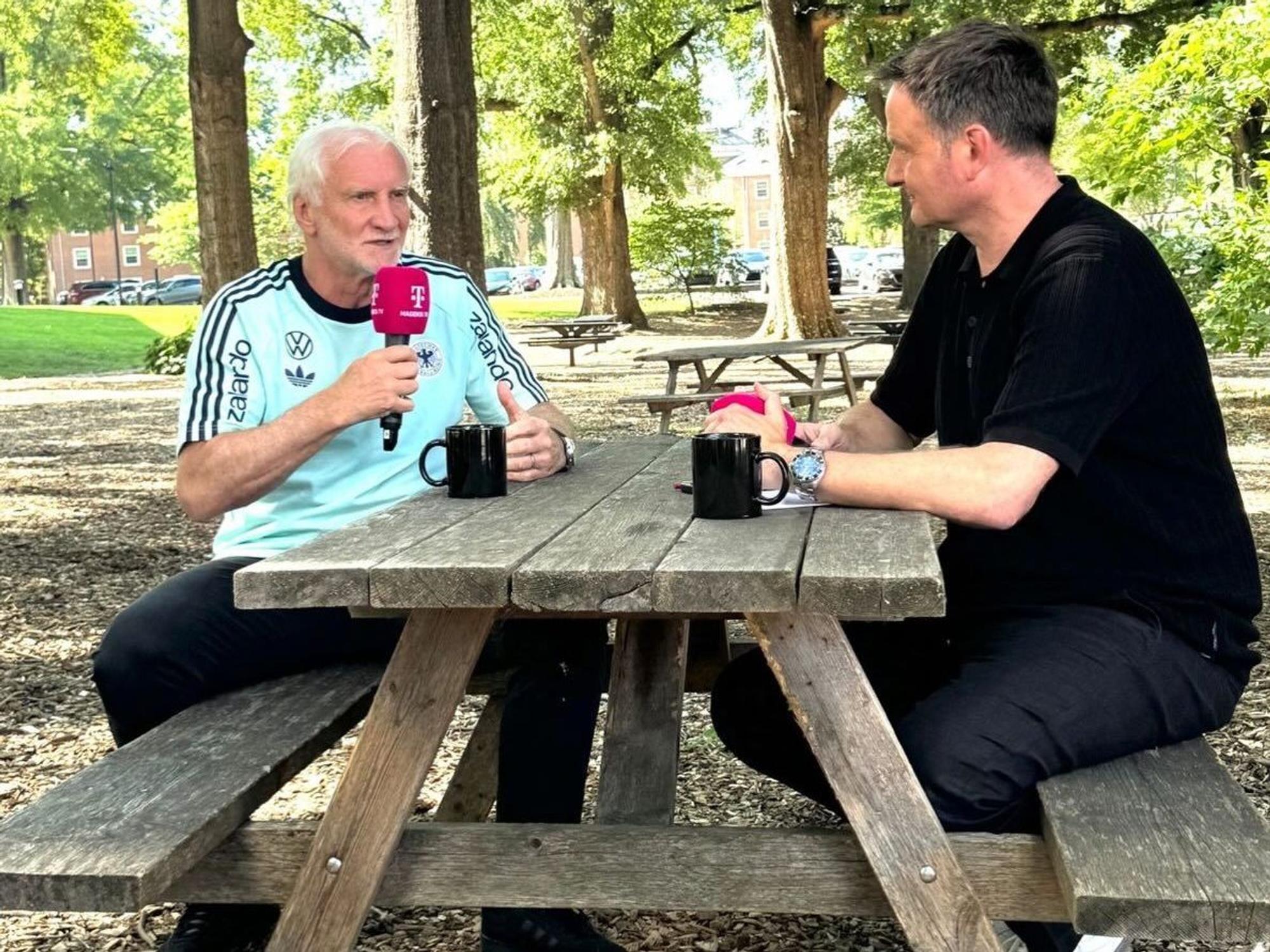 Rudi Völler spricht mit Thomas Wagner.