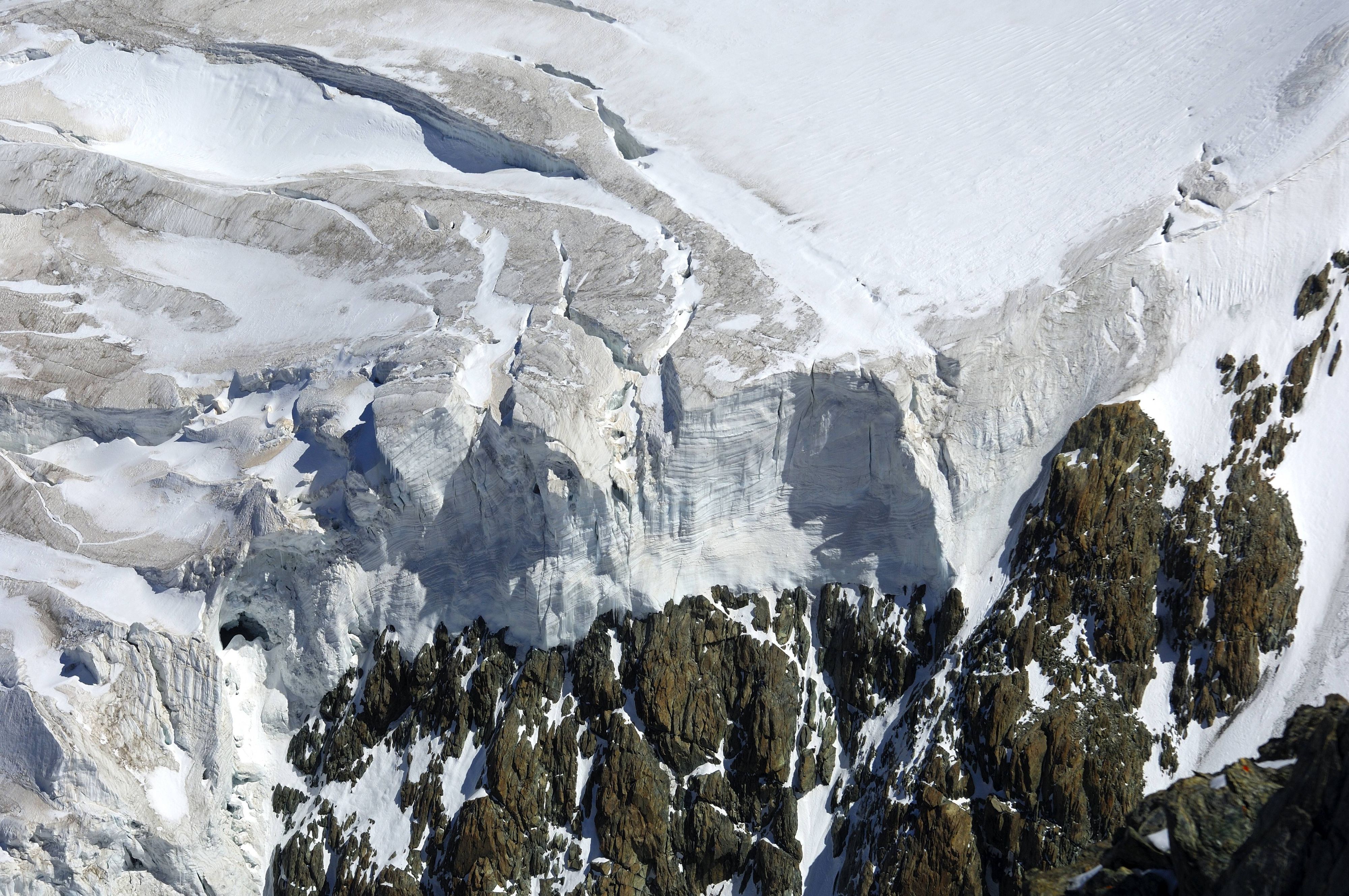 Gletschereis und Felswände im Hochgebirge