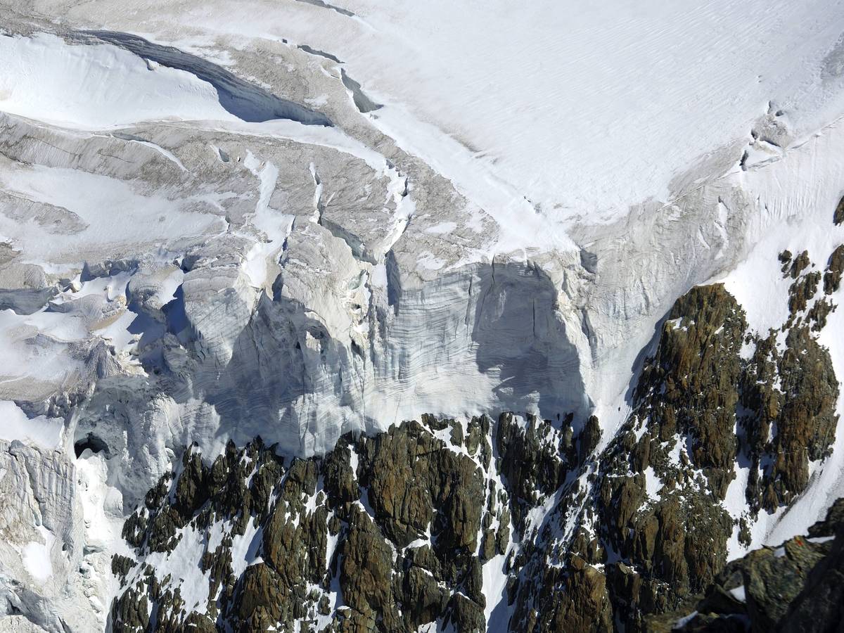 Gletschereis und Felswände im Hochgebirge