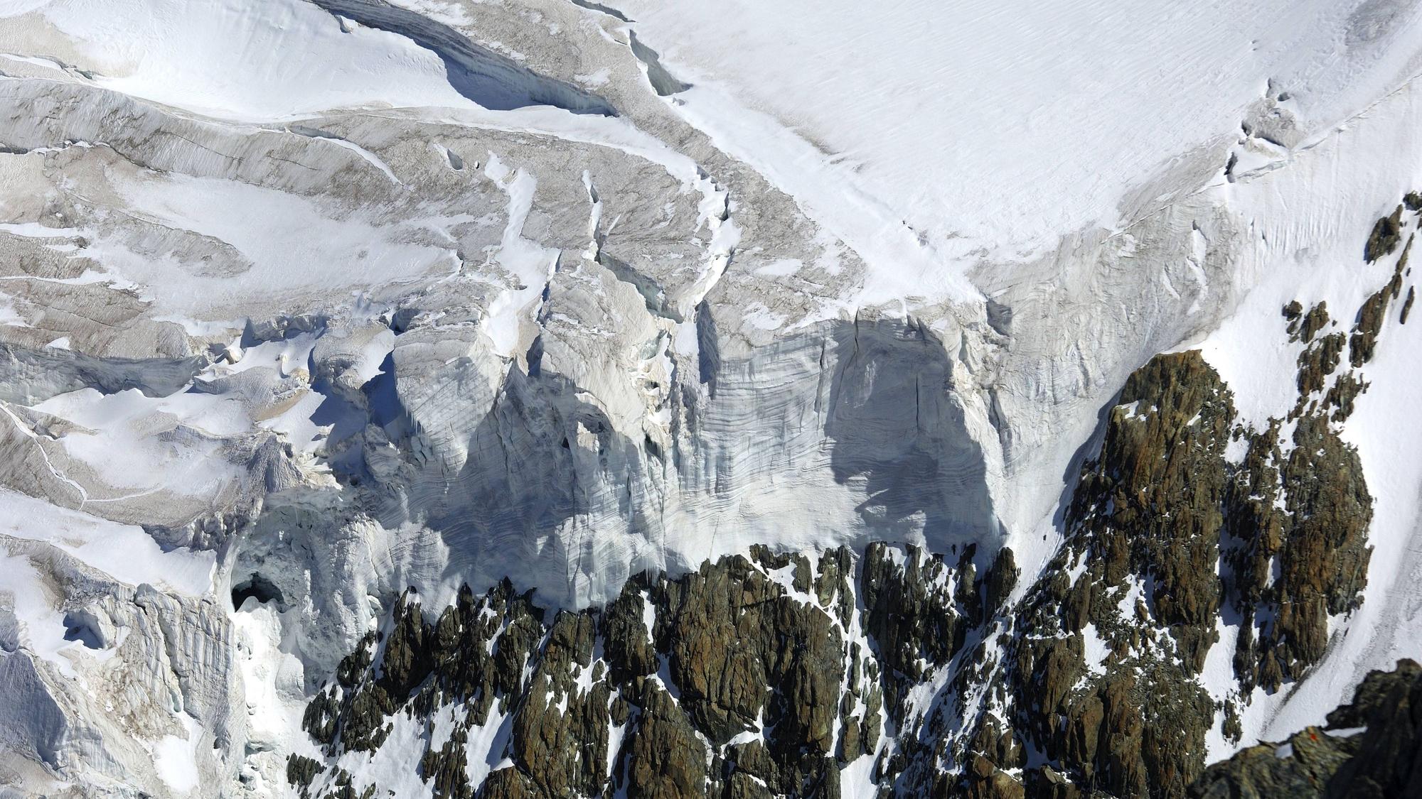 Gletschereis und Felswände im Hochgebirge