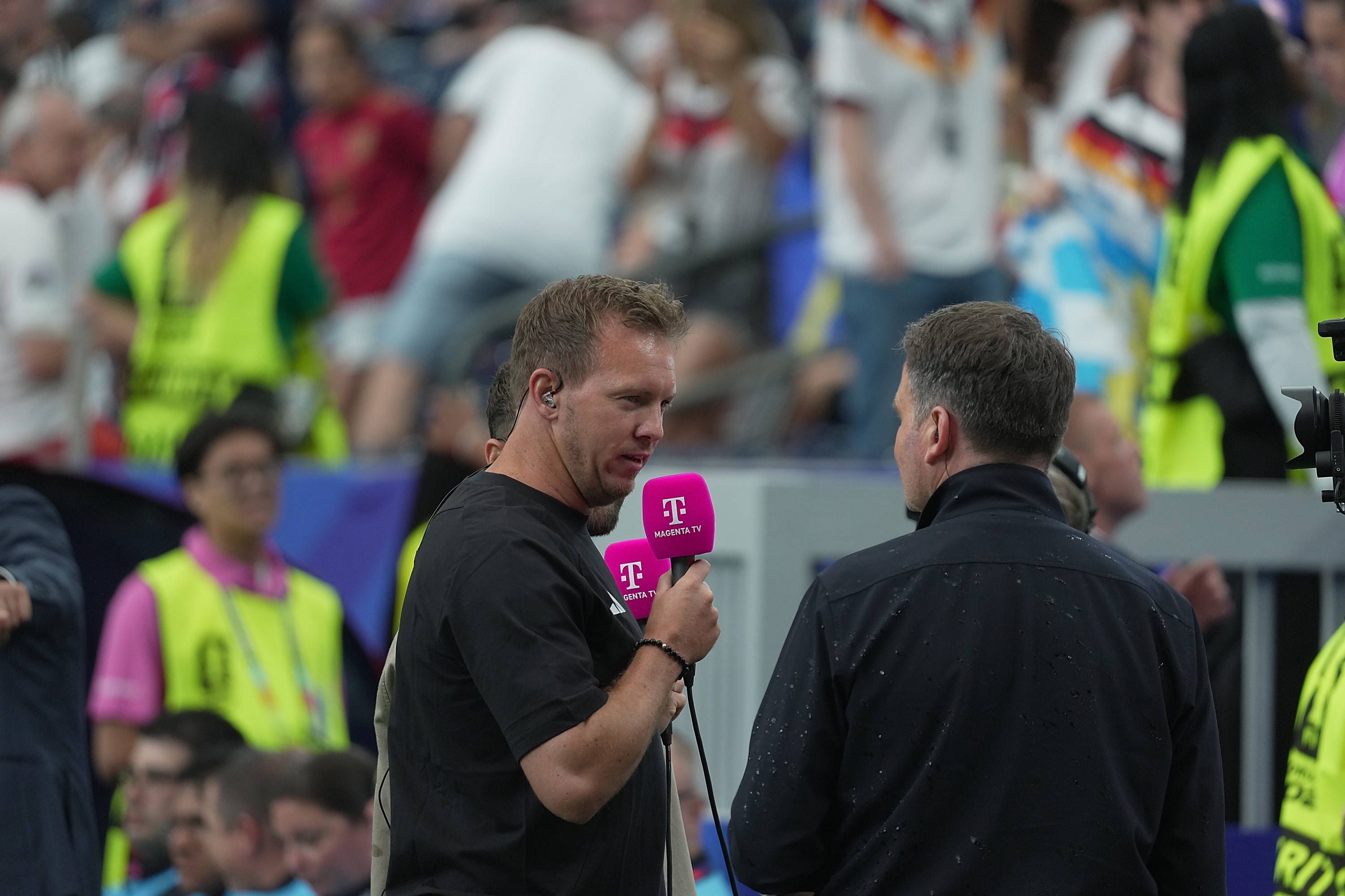 Trainer Julian Nagelsmann im Gespräch mit Moderator Thomas Wagner.