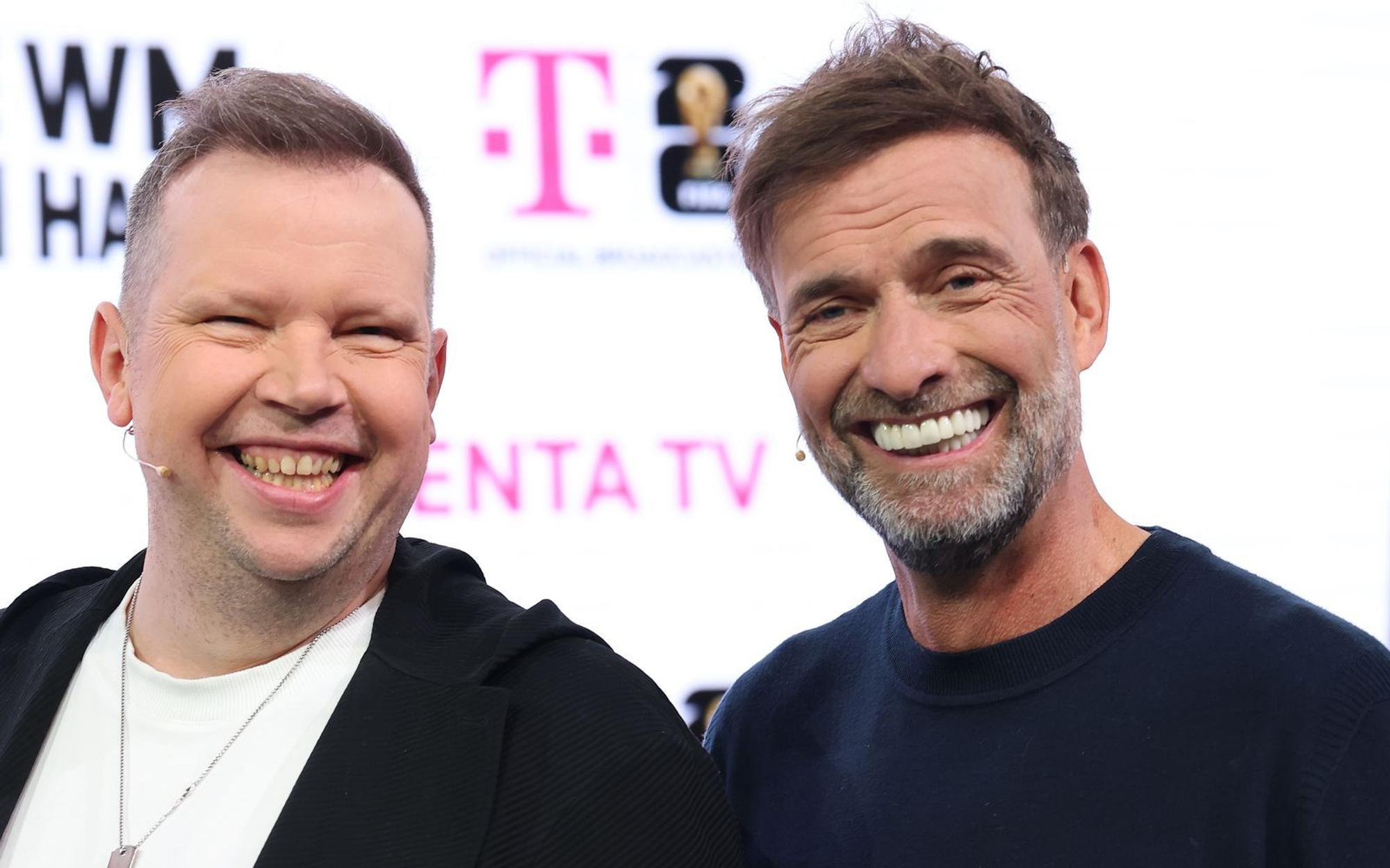 Wolff-Christoph Fuss (links) und Jürgen Klopp arbeiten bei der WM für den Streaming-Anbieter MagentaTV. (Bild: 2026 Getty Images/Alexander Hassenstein)