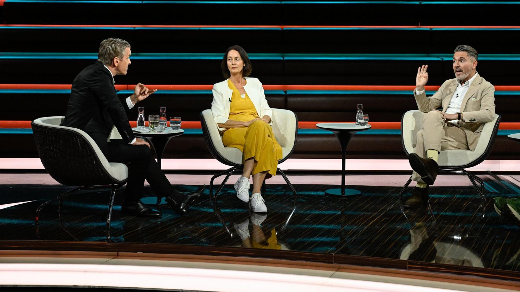 SPD-Politikerin Katarina Barley sprach sich für mehr Rüstungsausgaben aus, während Fabio De Masi diplomatische Gespräche mit Russland forderte. (Bild: ZDF / Markus Hertrich)