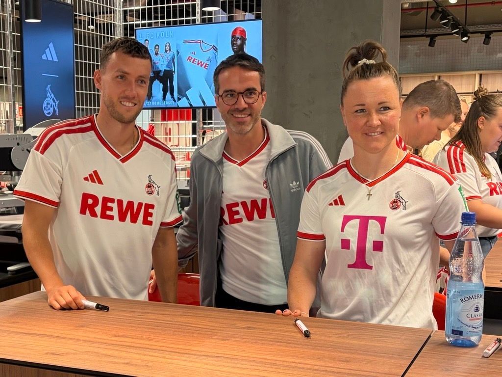 FC-Profi Luca Waldschmidt, Geschäftsführer Philipp Liesenfeld und Spielerin Marina Hegering (v. l.) in den neuen Köln-Trikots.
