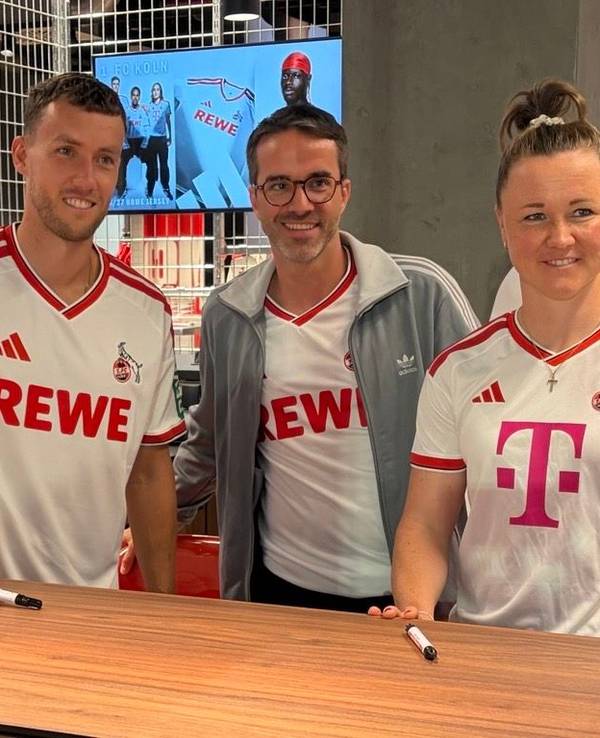 FC-Profi Luca Waldschmidt, Geschäftsführer Philipp Liesenfeld und Spielerin Marina Hegering (v. l.) in den neuen Köln-Trikots.