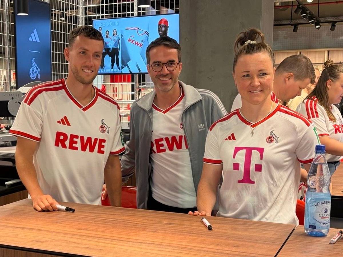 FC-Profi Luca Waldschmidt, Geschäftsführer Philipp Liesenfeld und Spielerin Marina Hegering (v. l.) in den neuen Köln-Trikots.