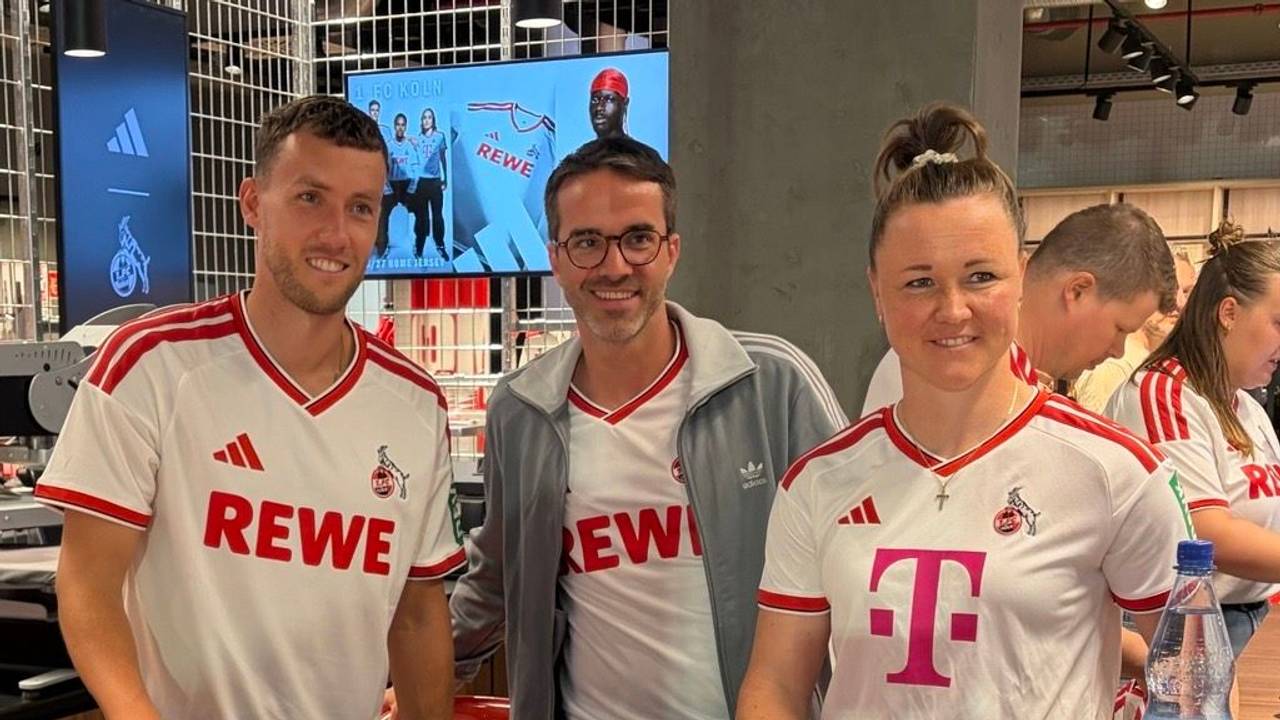 FC-Profi Luca Waldschmidt, Geschäftsführer Philipp Liesenfeld und Spielerin Marina Hegering (v. l.) in den neuen Köln-Trikots.