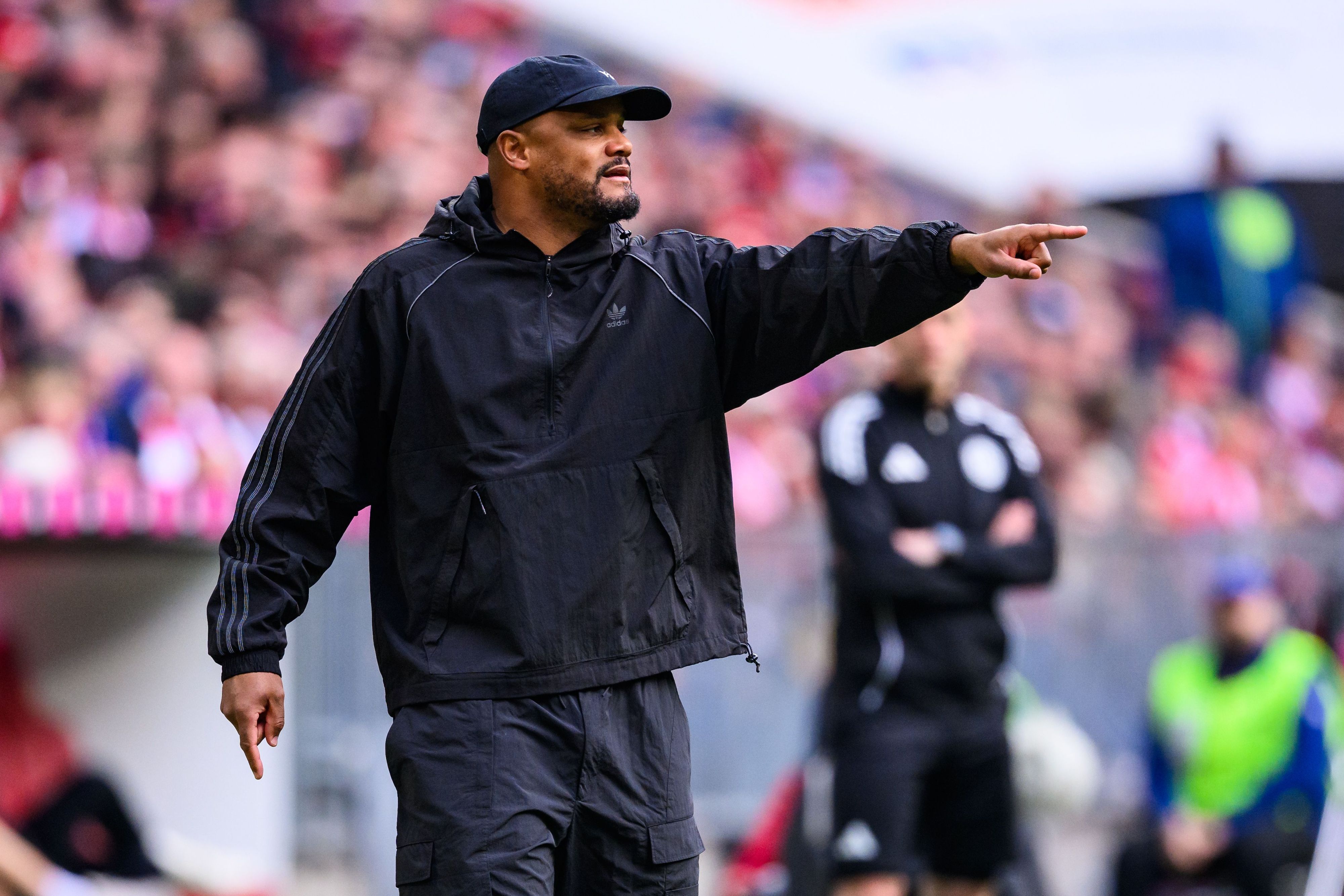 Vincent Kompany gibt Anweisungen an der Seitenlinie.