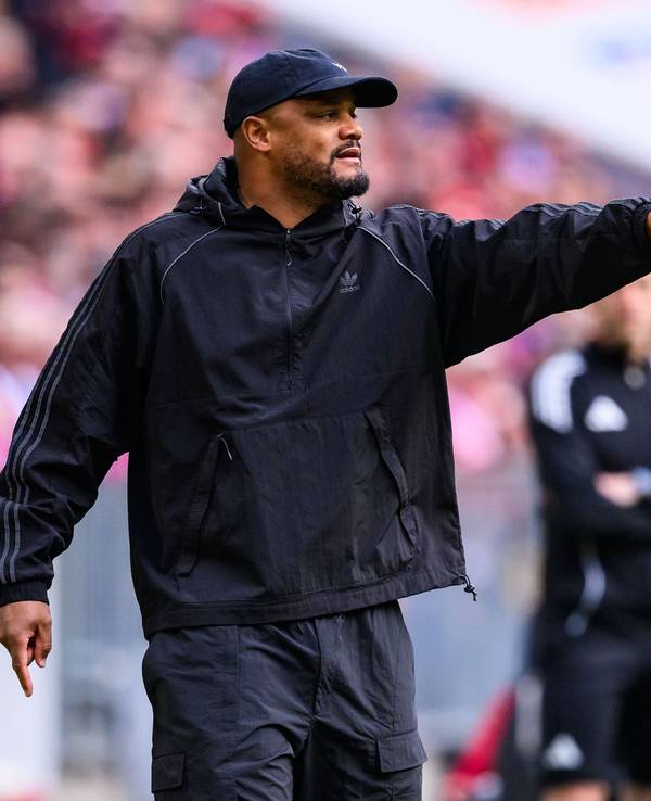 Vincent Kompany gibt Anweisungen an der Seitenlinie.
