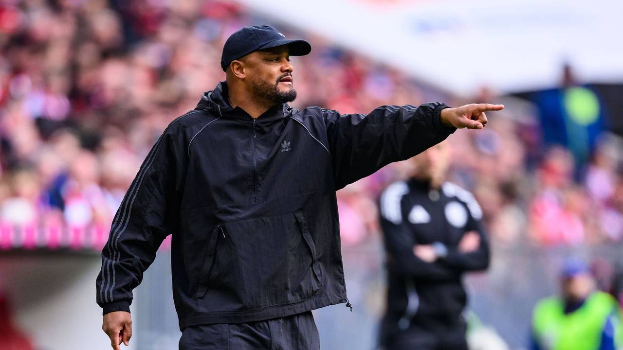 Vincent Kompany gibt Anweisungen an der Seitenlinie.