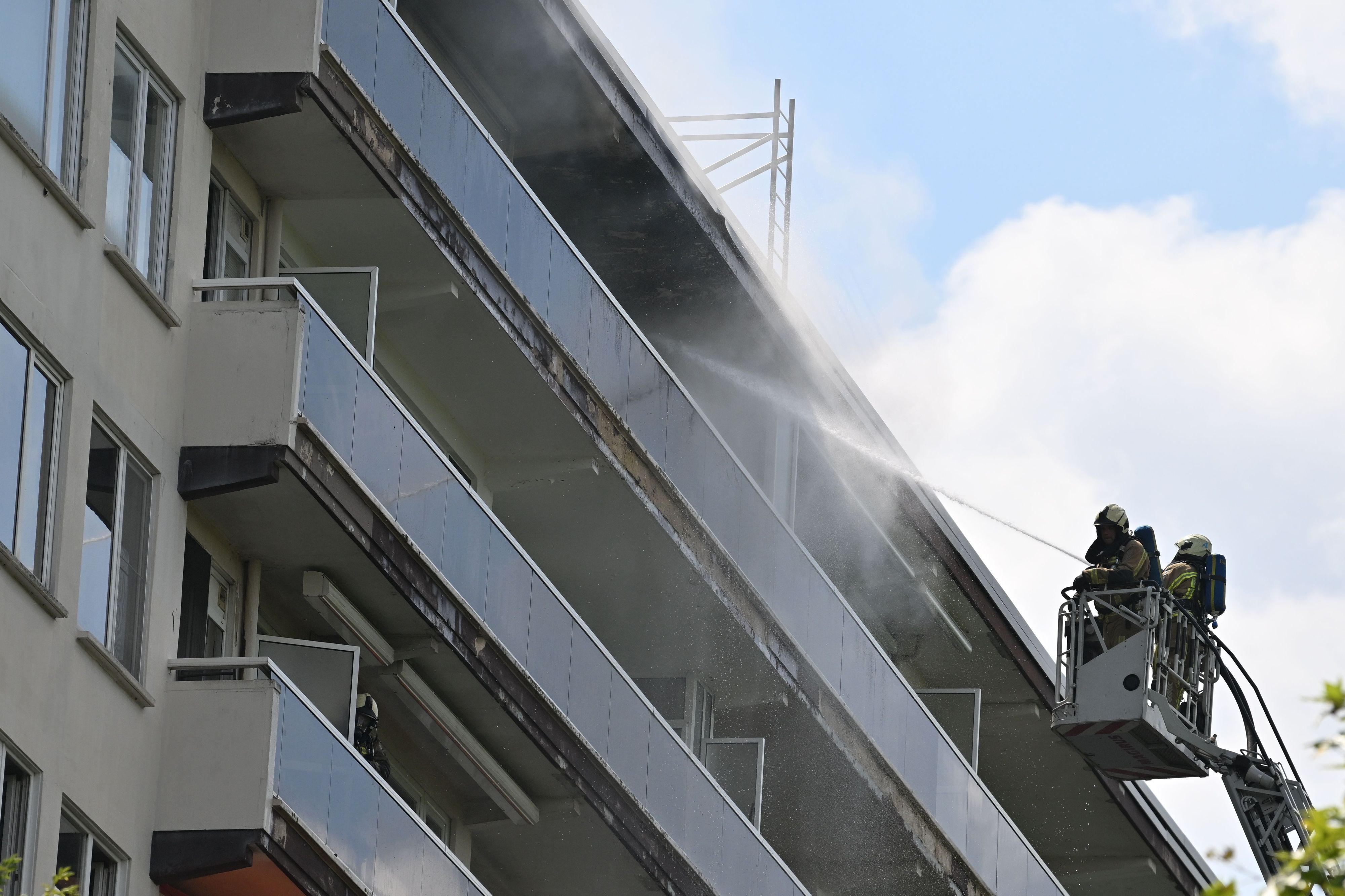 Feuerwehrleute sind am Brandort eines Wohnhauses in der August-Vermeylenlaan in Antwerpen im Einsatz.