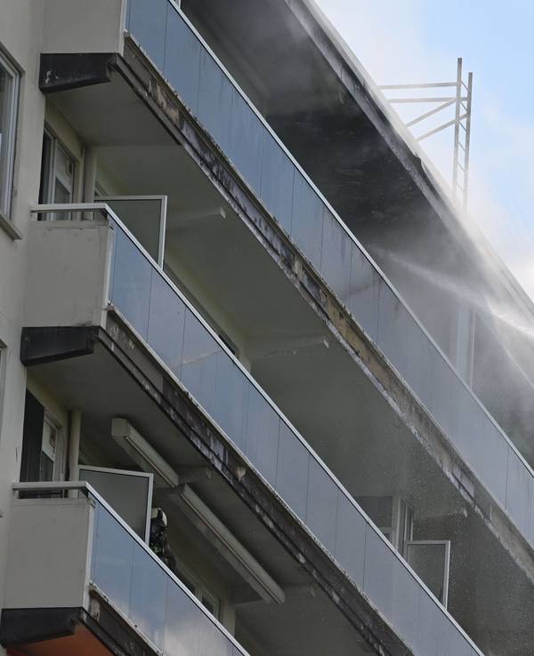 Feuerwehrleute sind am Brandort eines Wohnhauses in der August-Vermeylenlaan in Antwerpen im Einsatz.