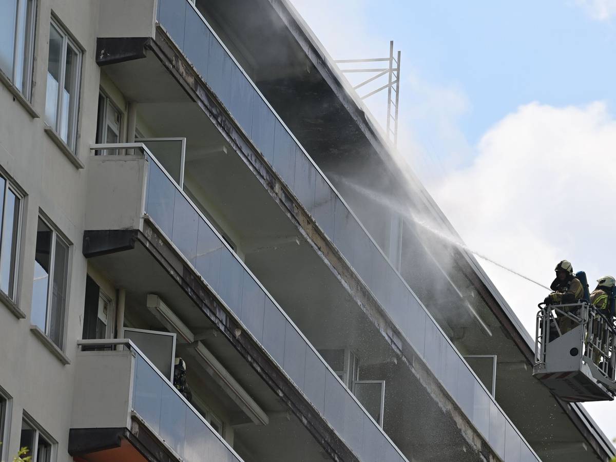 Feuerwehrleute sind am Brandort eines Wohnhauses in der August-Vermeylenlaan in Antwerpen im Einsatz.