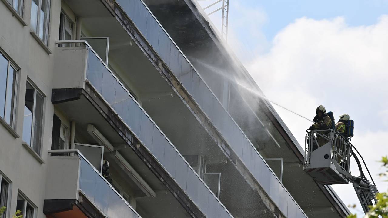 Feuerwehrleute sind am Brandort eines Wohnhauses in der August-Vermeylenlaan in Antwerpen im Einsatz.