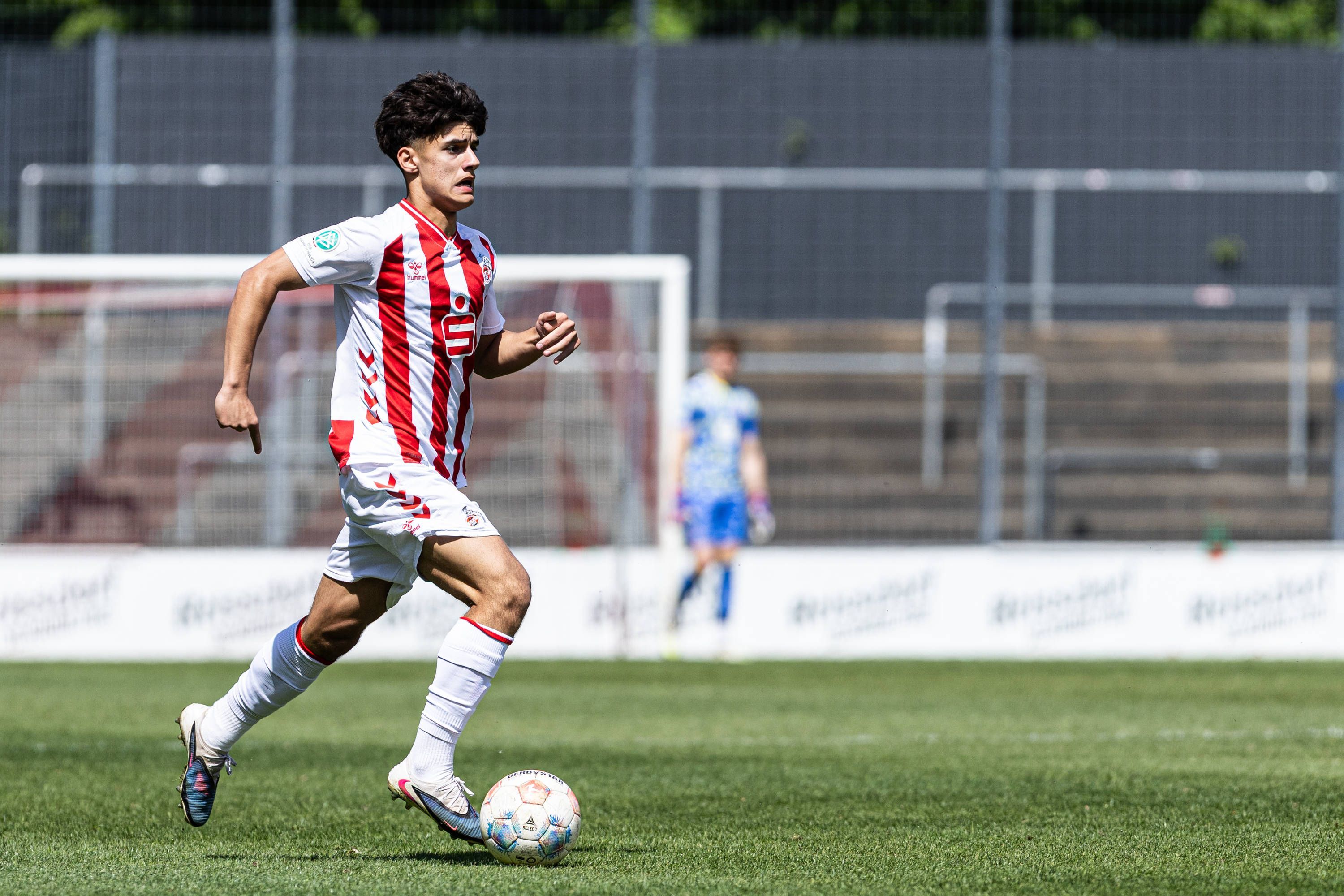 Arian Güzel mit Ball in Aktion.