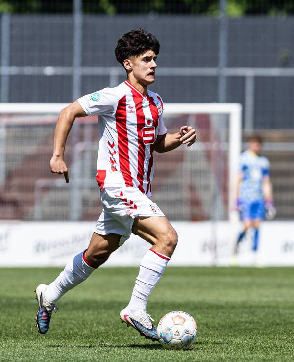 Arian Güzel mit Ball in Aktion.