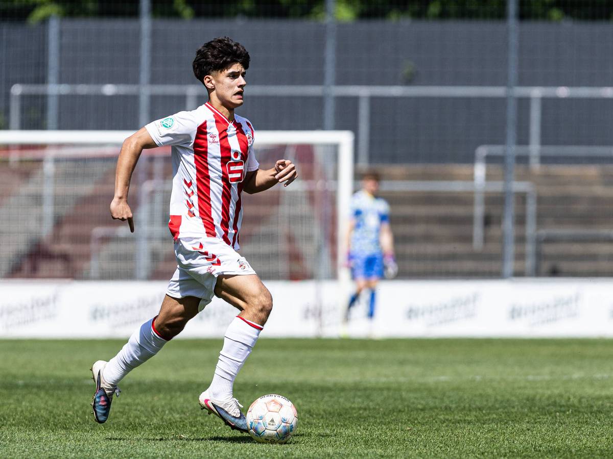 Arian Güzel mit Ball in Aktion.