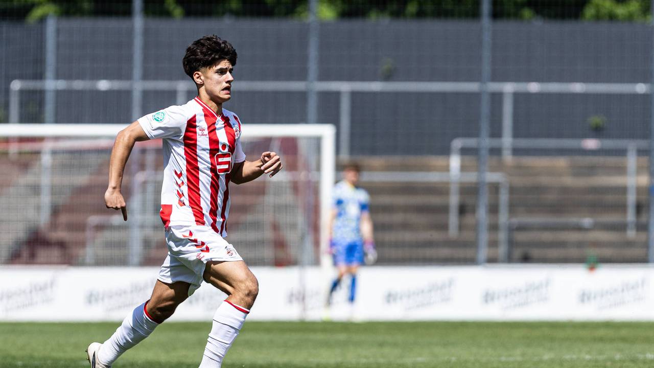 Arian Güzel mit Ball in Aktion.