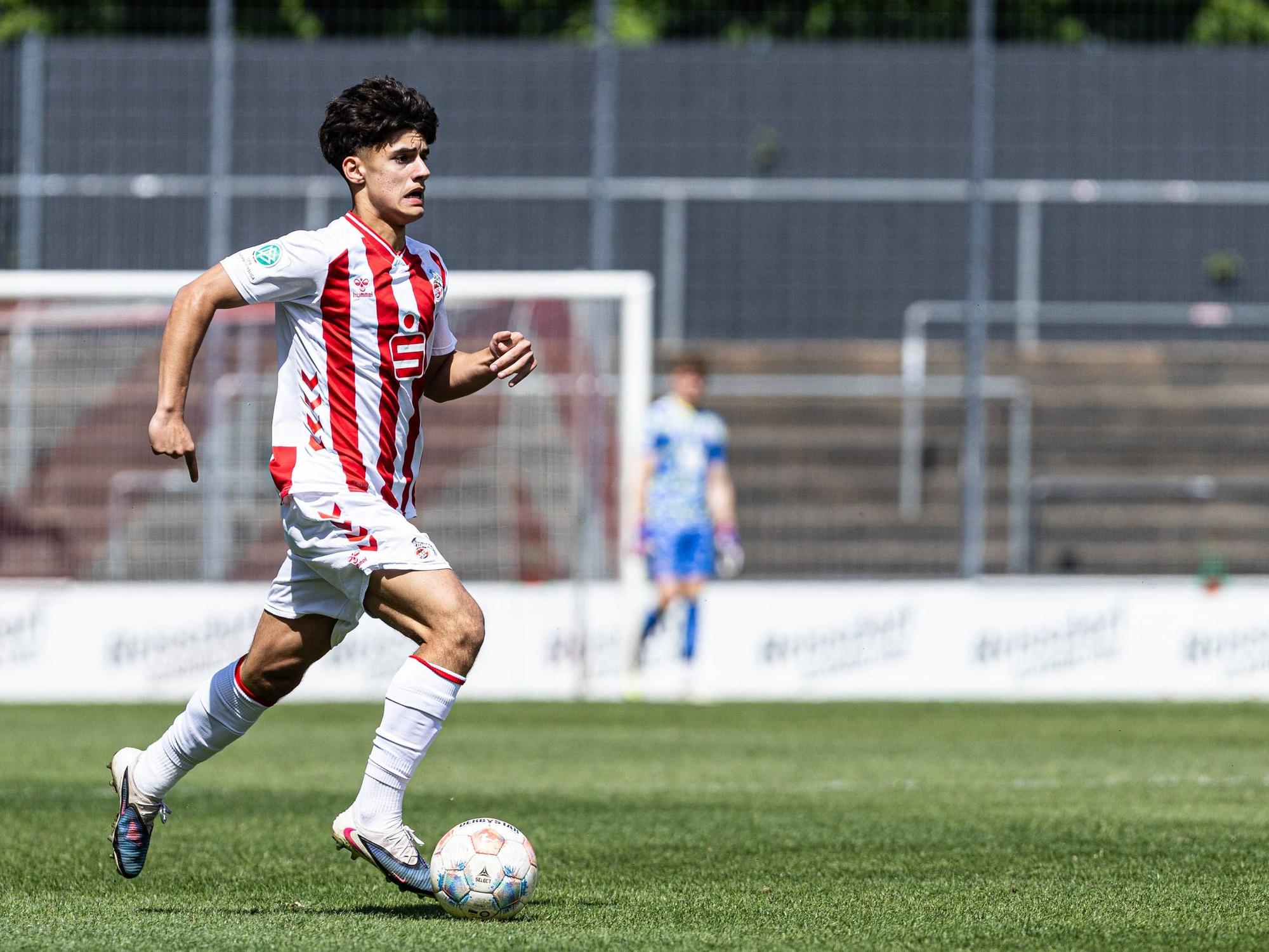 Arian Güzel mit Ball in Aktion.
