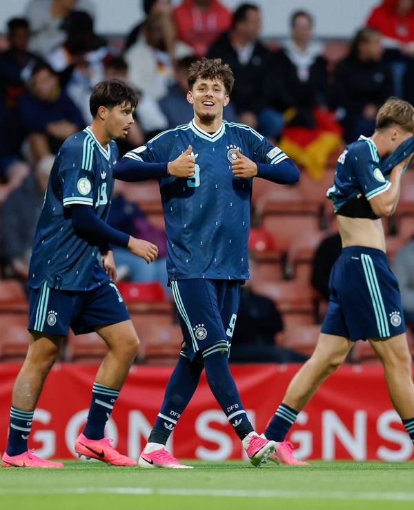 Otto Stange feiert seinen Treffer gegen Wales.